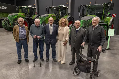 Die fünf ältesten Gäste der Fendt Ehemaligenfeier zusammen mit Ingrid Bußjäger-Martin