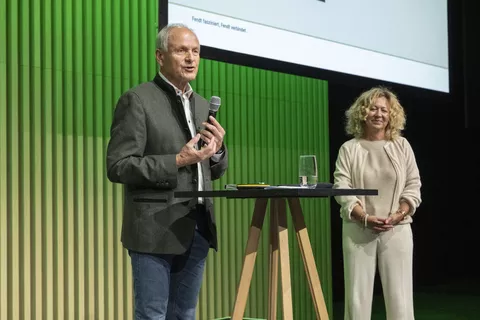 Sepp Nuscheler und Ingrid Bußjäger-Martin auf der Bühne der Fendt Ehemaligenfeier