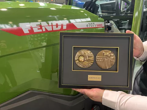 Polnische Goldmedaille für den Fendt e107 V Vario vor dem Fendt Traktor