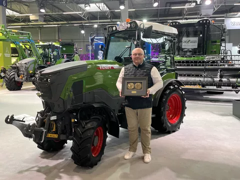 Rafal Mikolajczak (Produktspezialist für Fendt Traktoren in Polen) vor dem ausgezeichneten Fendt e107 V Vario