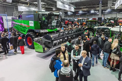 Viele Menschen stehen auf dem Fendt Stand bei einem Fendt Mähdrescher auf der Agrotech Kielce 2025