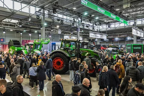 Viele Menschen stehen auf dem Fendt Stand mit Traktoren auf der Agrotech Kielce 2025