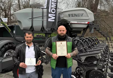 Ion Calmis und Oleksandr Maroseiev (DiazTech) vor dem ausgezeichneten Fendt MOMENTUM 16 in der Republik Moldau.