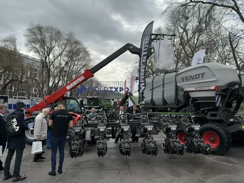 Menschen stehen auf einem Messegelände vor der Sämaschine Fendt MOMENTUM