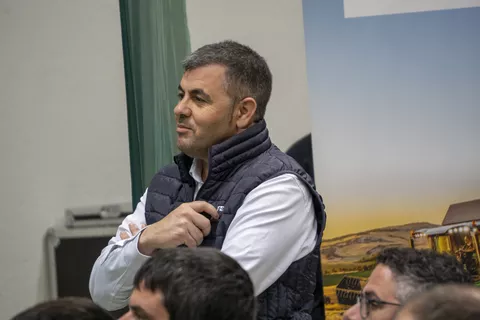 Augusto Vicente (Fendt Retail Manager), von der Seite fotografiert, hört jemandem zu