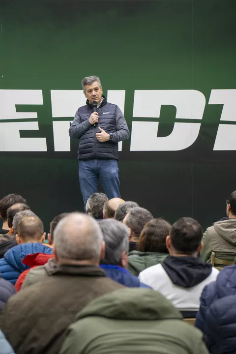 José Ramón González Casagrán (Fendt Vertriebsleiter für Spanien und Portugal) steht auf einer Bühne, im Publikum hören Landwirte zu; Fendt Logo im Hintergrund