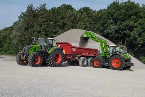 Der grüne Traktor Fendt 600 Vario mit dem grünen Frontlader Fendt Cargo und einer Schaufel als Anbaugerät im Einsatz.