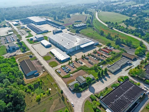 Drohnenaufnahme zeigt den Fendt Standort Hohenmölsen mit zahlreichen Produktionshallen von oben umgeben von Wiesen