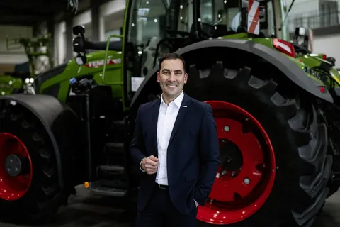Dr. Josef Mayer steht vor einem Fendt Traktor