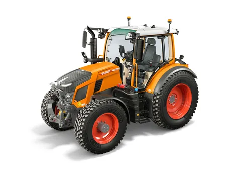 Ein freigestellter Fendt 500 Vario in der Farbe orange für den kommunalen Einsatz.