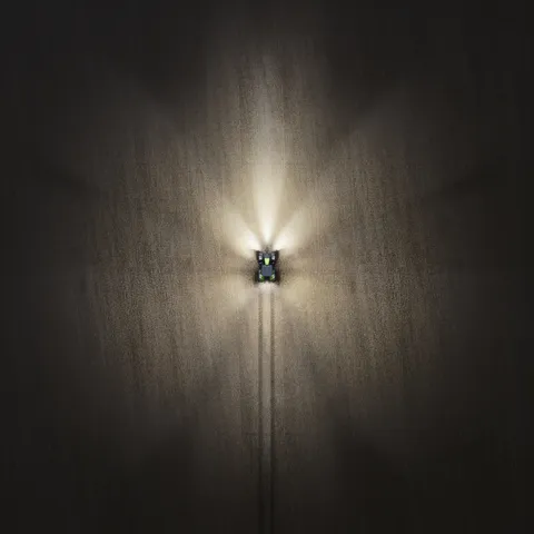 Drohnenaufnahme von einem Fendt 800 Vario in der Nacht mit eingeschalteten Lichtern – All On.