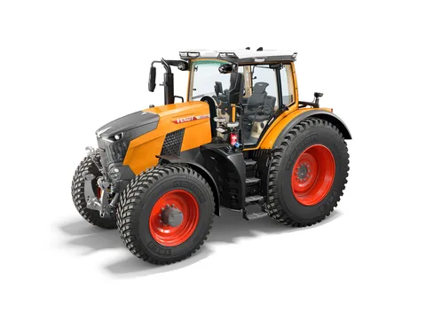 Ein freigestellter Fendt 800 in der Kommunalfarbe orange