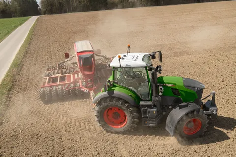 Ein grüner Fendt 724 Vario Gen7.1 wendet mit einer roten Horsch Drille auf einem Acker. Durch pull-in turn erreicht er einen besonders kleinen Wendekreis.
