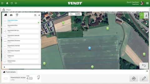 Ein Screenshot von einem Bildschirm zeigt ein Feld in Satellitenansicht in der Kachel „Karte+“ in FendtONE offboard. Links steht der Name der Fläche in einer Liste von Feldern.