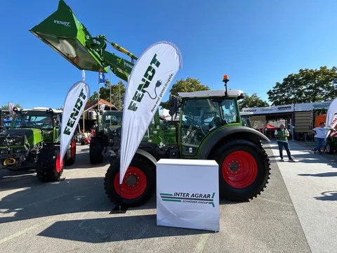 Ein grüner Fendt e100 Vario steht auf dem Messeglände der Agra Radgona hinter einem Inter Agrar Schild