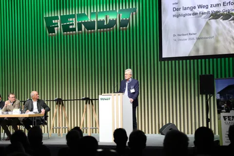 Dr. Heribert Reiter steht an einem Podium und spricht auf der Mitgliederversammlung des Fendt Classic Club International