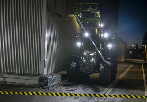Fendt Traktor mit Champagner Flasche am Frontlader