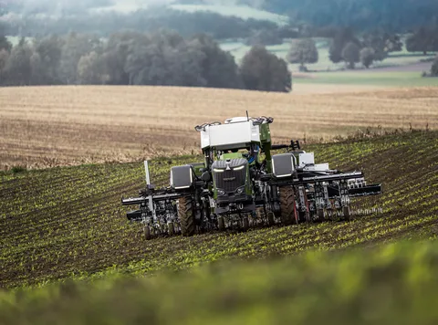 Der Feldroboter Fendt Xaver GT fährt frontal auf die Kamera zu