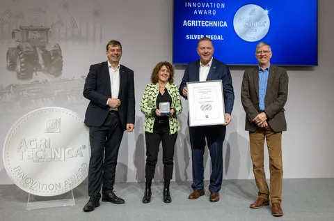4 people on a stage - Fendt Katana wins Agritechnica Innovation Award