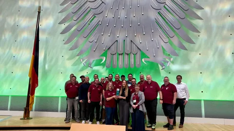 Vertreter des Fendt Betriebsrates stehen auf der Bühne bei der Preisverleihung