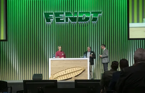 (v.l.) Landwirt Stefan Jahrstorfer brichtet mit Bastian Schröder von der Baumschule Schröder über die Eigenarten der Paulownia Bäume