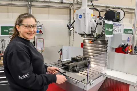 Eine Fendt Auszubildende an einer Drehmaschine in der Lehrwerkstatt in Asbach-Bäumenheim