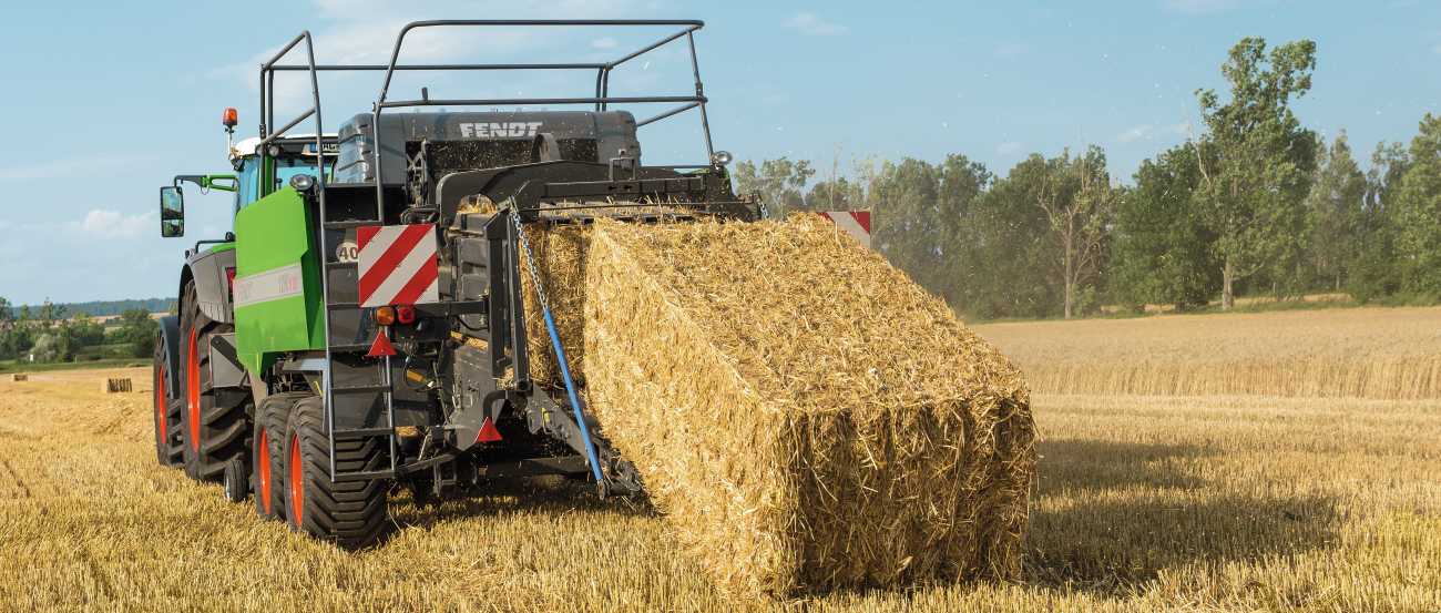 Fendt 1290 auf dem Stoppelfeld beim Ballenpressen