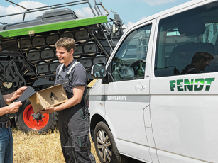 Fendt Mitarbeiter auf dem Feld beim Fendt Service Einsatz