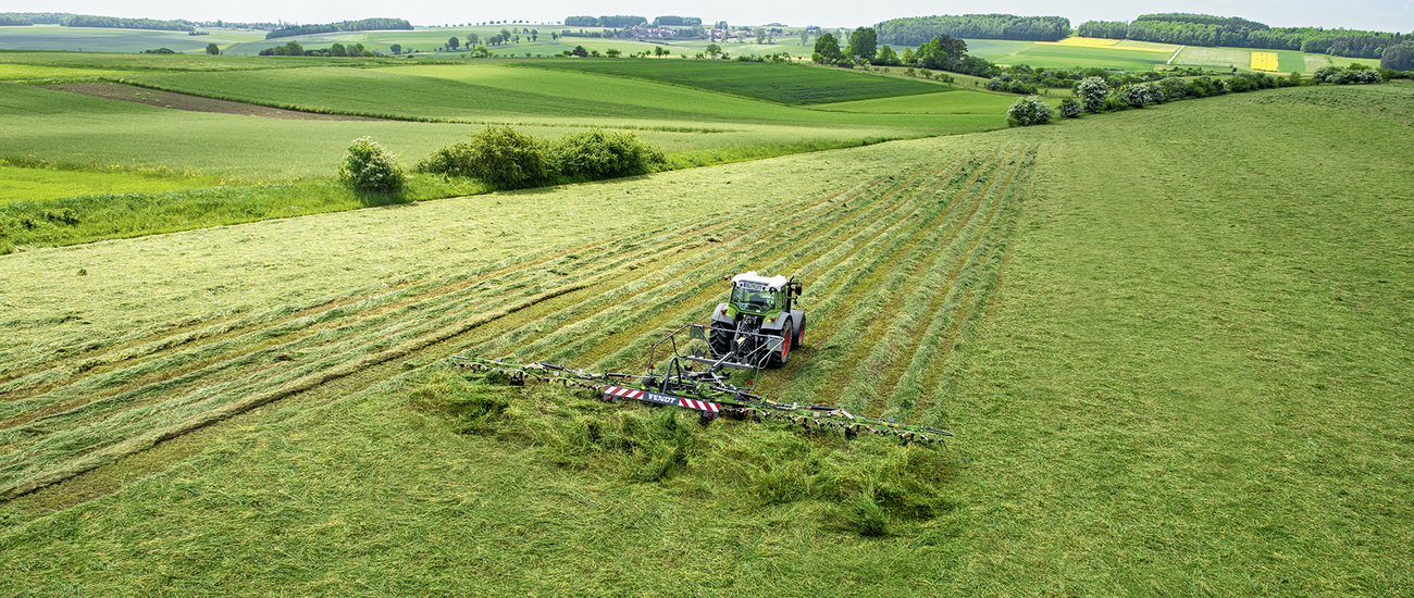 Drohnenaufnahme des Fendt Twister im Grünland