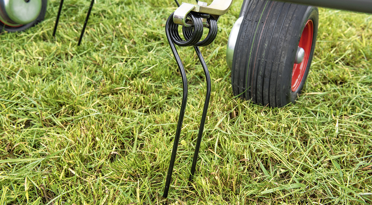 Nahaufnahme der schwarzen Super C-Zinken aus 9,5 mm starkem Hochleistungsstahl