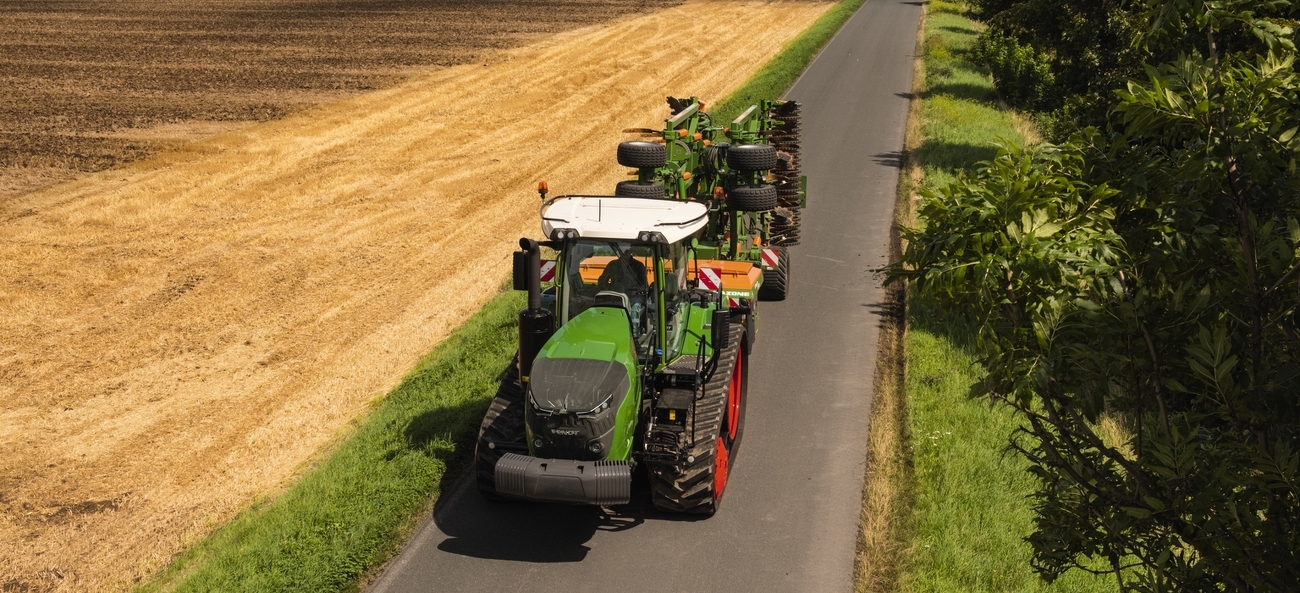 Fendt 900 Vario MT mit Sämaschine auf Straßenfahrt