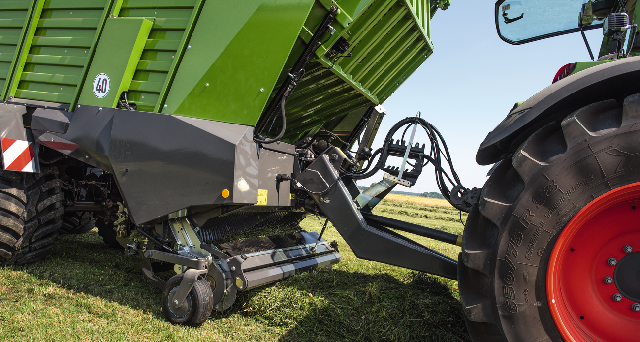 Fendt Tigo Ladewagen am Fendt Traktor mit Blick auf die Pickup