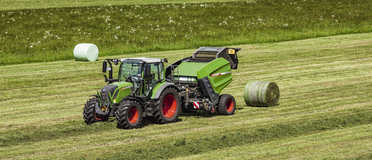 Fendt 300 Vario im Einsatz beim Ballenpressen mit einer Fendt Rotana 130 F Xtra