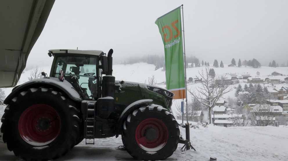 Schneebedeckte Landschaft mit einem Fendt Traktor im Vordergrund