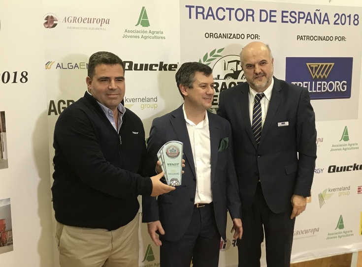 Ramón Martinez (Generaldirektor von Trelleborg Wheel Systems) verleiht an José Ramón González und Federico Amigo den Finalistenpreis für den Fendt 1050 Vario in der Kategorie „Traktoren über 201 PS“.