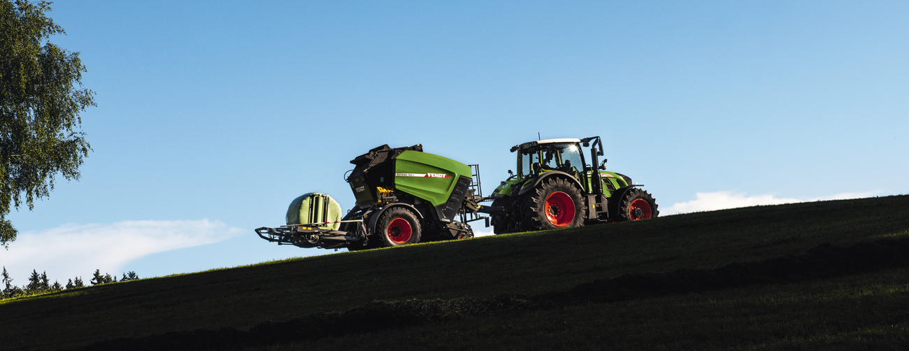 Fendt Rotana mit Wickeltisch am Hang