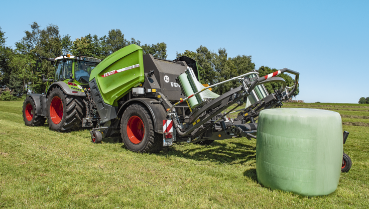 Stirnseitenablage der Fendt Rotana 160 V Combi auf der Wiese