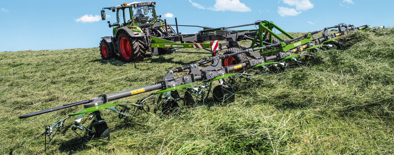 Ein Fendt Traktor mit dem Fendt Lotus im Einsatz auf einem Feld