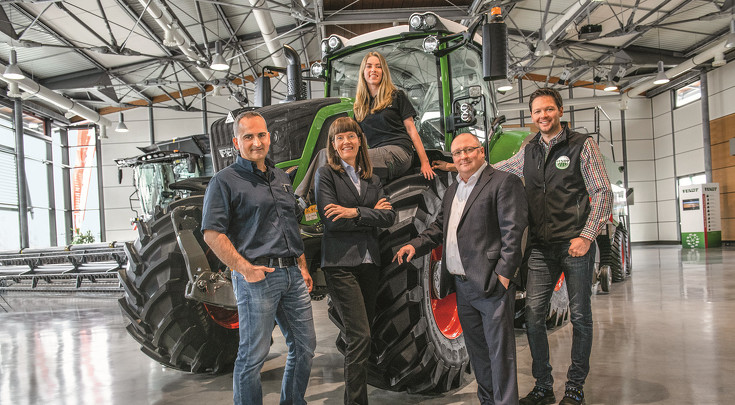 Fendt Mitarbeiterinnen und Mitarbeiter stehen vor einem Fendt Schlepper