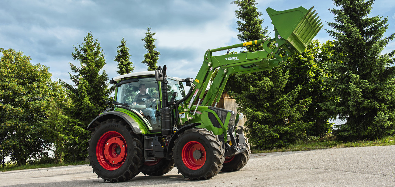 Fendt 300 Vario mit Fendt Cargo Frontlader und Schaufel