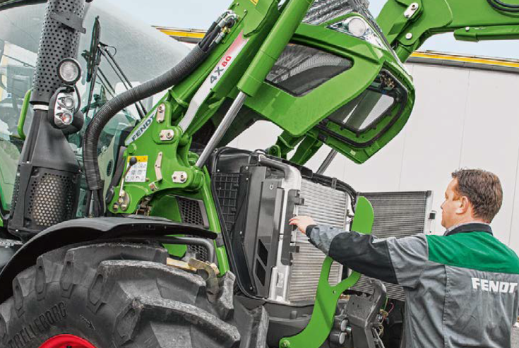 Fendt Cargo Frontlader Wartungsarbeit am Traktormotor