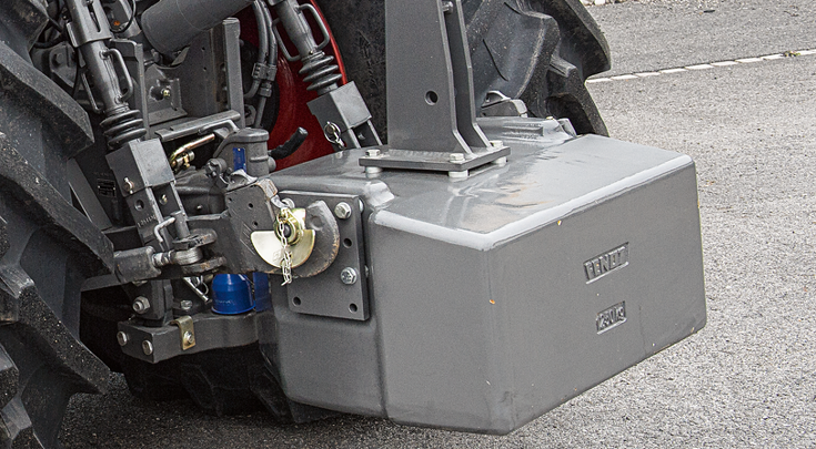 Fendt Cargo Frontlader Ballastierung mit Gewicht in der Heckhydraulik