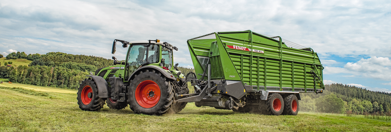Fendt Tigo MS Ladewagen mit Fendt 500 Vario Traktor auf einer Wiese