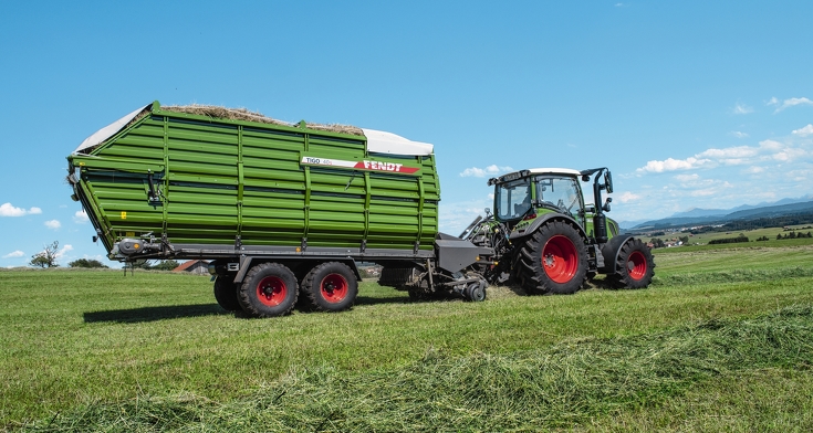 Fendt Tigo Ladewagen Fendt Vario Traktor mit Fendt Tigo Ladewagen auf einer Wiese