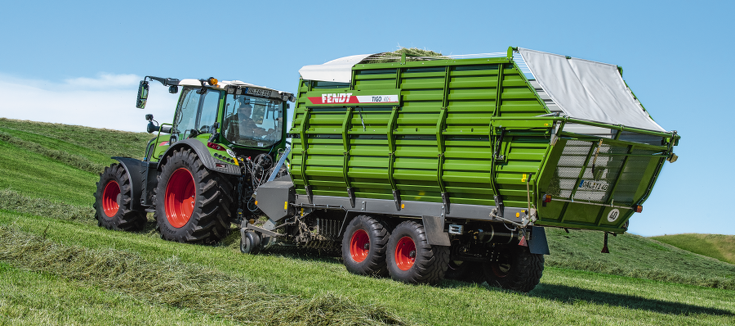 Fendt Tigo ST Ladewagen Fendt Tigo ST Ladewagen mit Fendt Vario Traktor auf einer Wiese beim Grassammeln