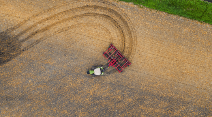 Fendt 900 Vario MT mit Grubber am Vorgewende Vogelperspektive