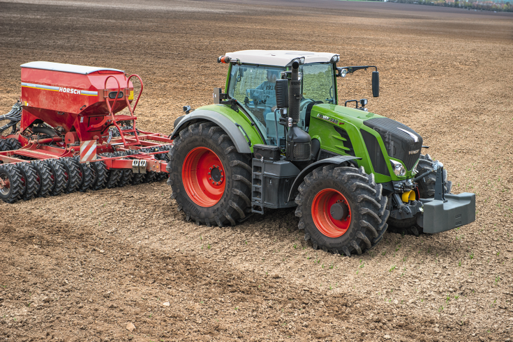 Fendt 800 Vario fährt mit roter Horsch Drillmaschine über einen Acker.