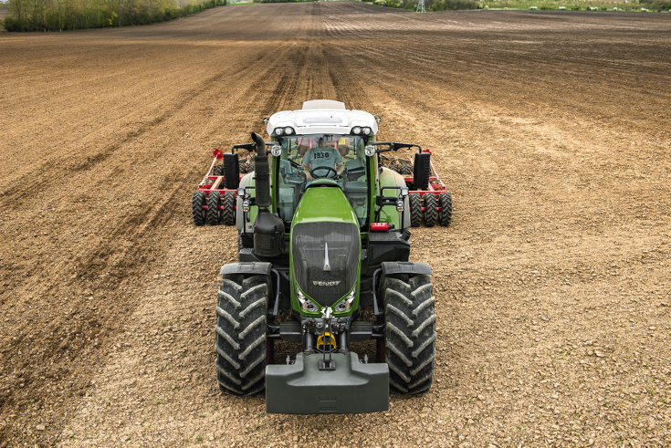 Fendt 800 Vario fährt mit Drillmaschine auf Acker.