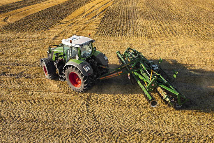 Fendt 800 Vario fährt mit Scheibenegge von Amazone über den Acker.