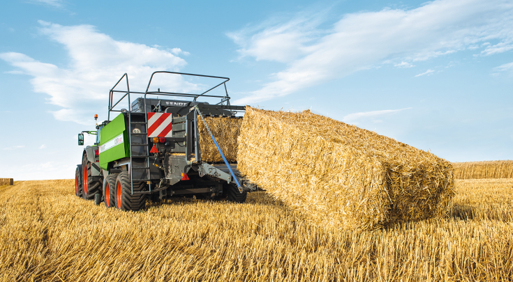 Ein Landwirt presst ein Quaderball mit einer Fendt Quaderballenpresse